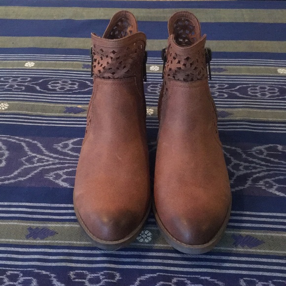 Cutout Detail Ankle Booties - Picture 3 of 6